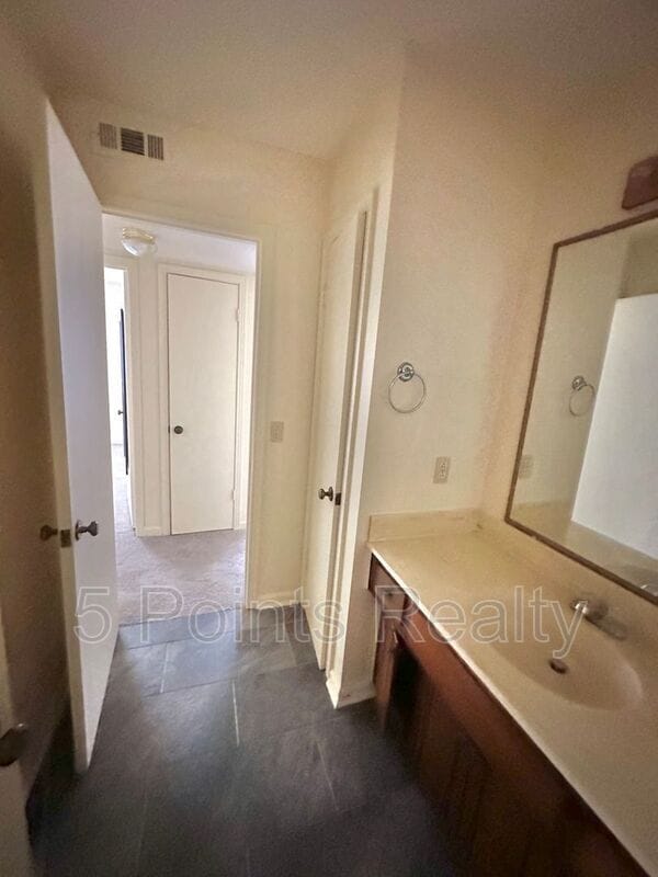 Building Photo - 102 Susan Ct