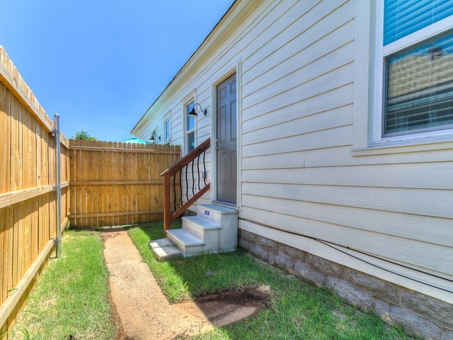 Building Photo - Beautifully Remodeled 2 bed / 1 bath