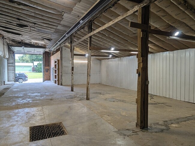 Building Photo - 316 6th Ave E