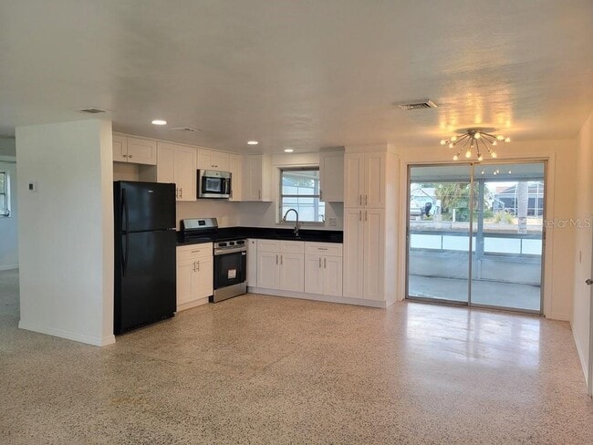 Building Photo - 13637 Maria Dr