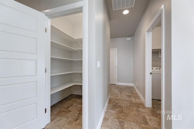 Building Photo - Modern Northwest Meridian Home
