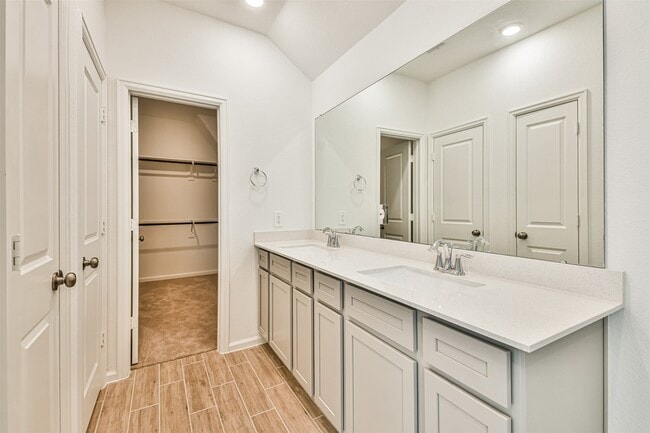 Building Photo - 678 Royal Arch Dr