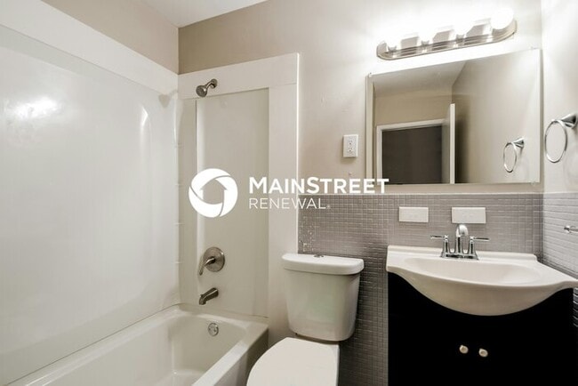Building Photo - 4 Bedroom Pet-Friendly Home in FLORISSANT,...