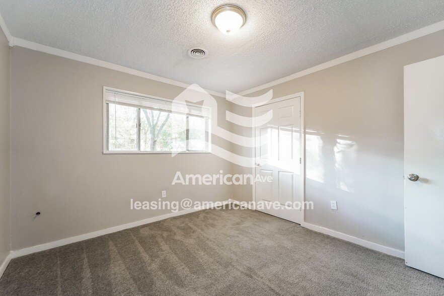 Building Photo - 2975 Lakewood Dr