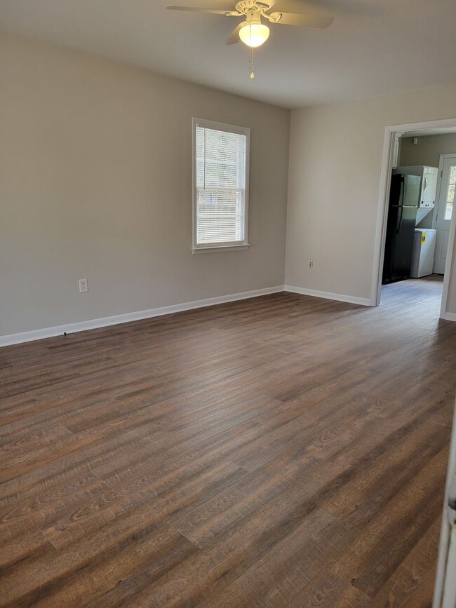 Building Photo - Newly renovated 2 bedroom 1 bath duplex!