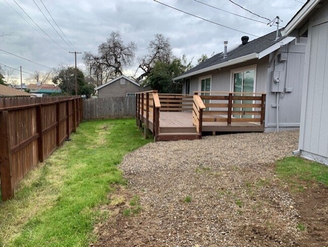 Building Photo - Cute 2 Bedroom in West Redding
