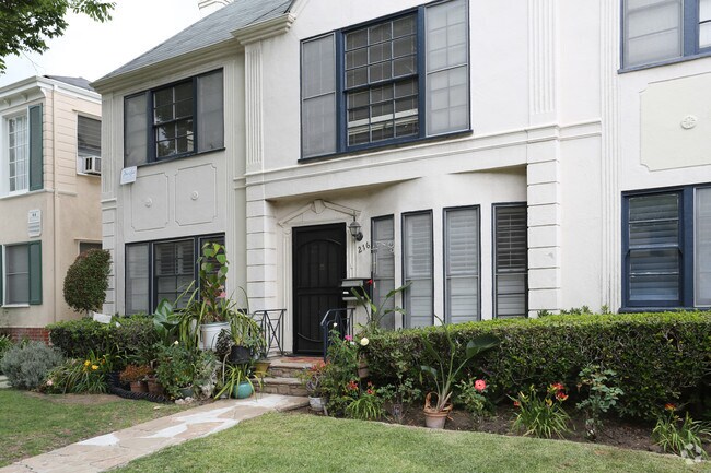 Building Photo - 220-222 S Reeves Dr