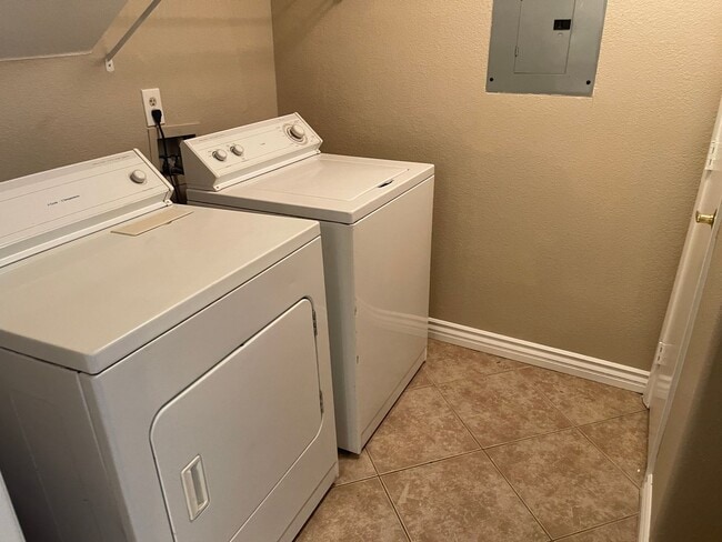 Building Photo - Spacious Condo with Loft & 2-Car Garage – Minutes from the Strip!