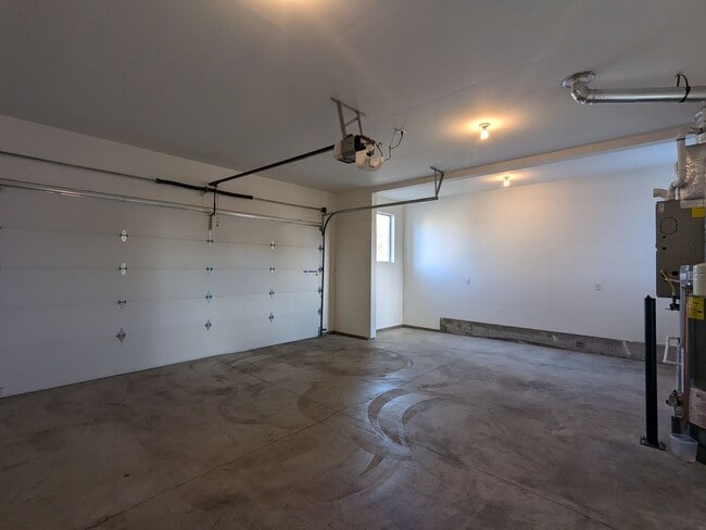 Building Photo - Newer 3 bedroom plus Den and Amenities in The Bridges