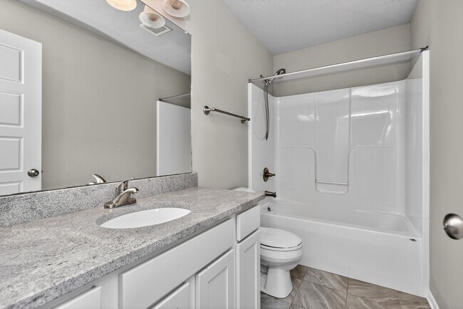 Building Photo - ALTOONA GEM!! 3 Bedroom, 2 Bathroom Home in Altoona!