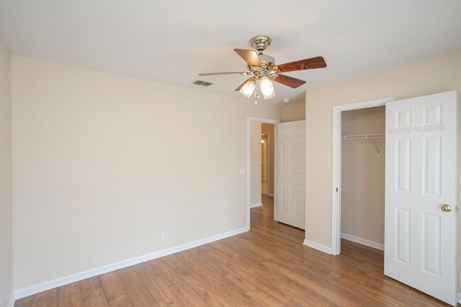 Building Photo - Lovely Townhome in Murfreesboro!