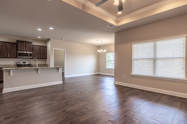 Building Photo - GREAT PRICE w/COMMUNITY POOL!