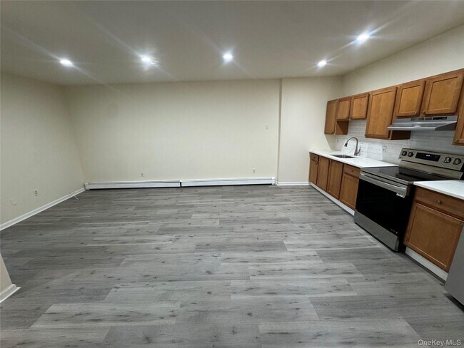 Building Photo - 167 Main St