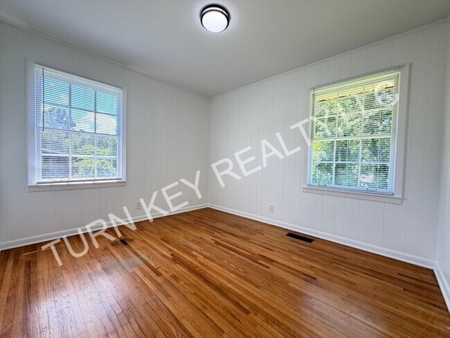 Building Photo - 1708 Rogina St