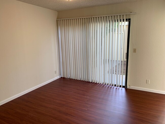 Building Photo - Spacious Townhouse