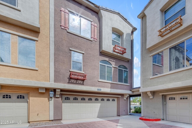 Building Photo - 240 W Juniper Ave