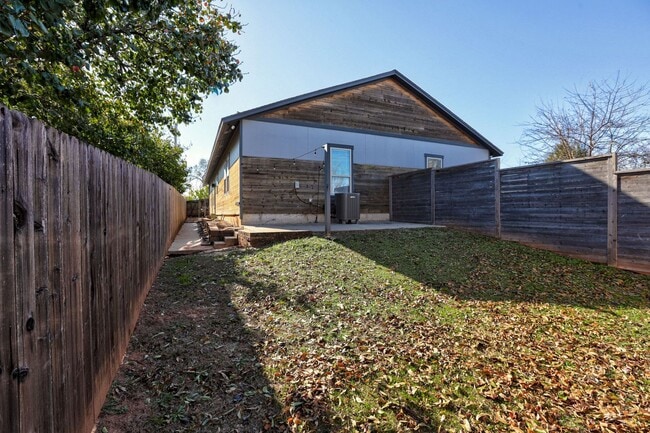 Building Photo - Modern 3-Bedroom Duplex Near OU Health Center and Okana Resort