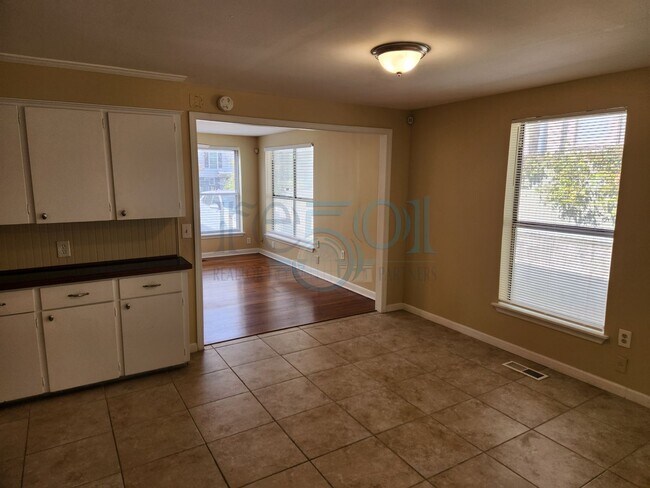 Building Photo - Great Home for UAMS Students