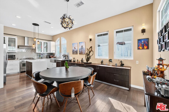 Building Photo - 5933 W Luna Park