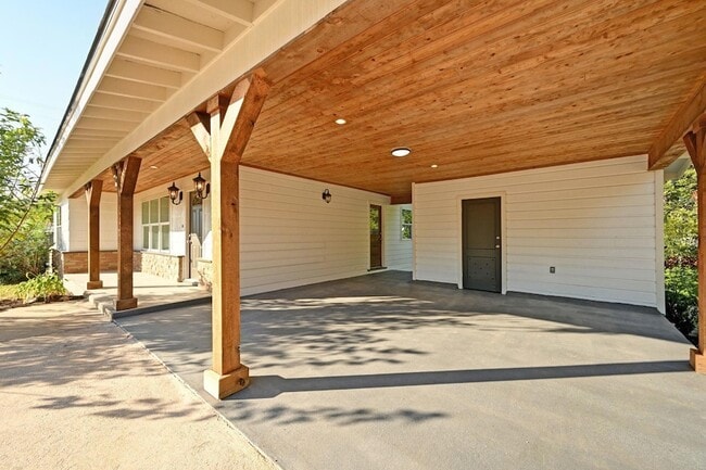 Building Photo - 1900 Cedar Ave