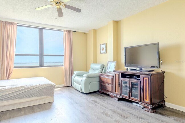 Building Photo - 2620 Cove Cay Dr
