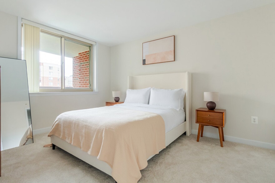 Building Photo - 3900 Fairfax Dr