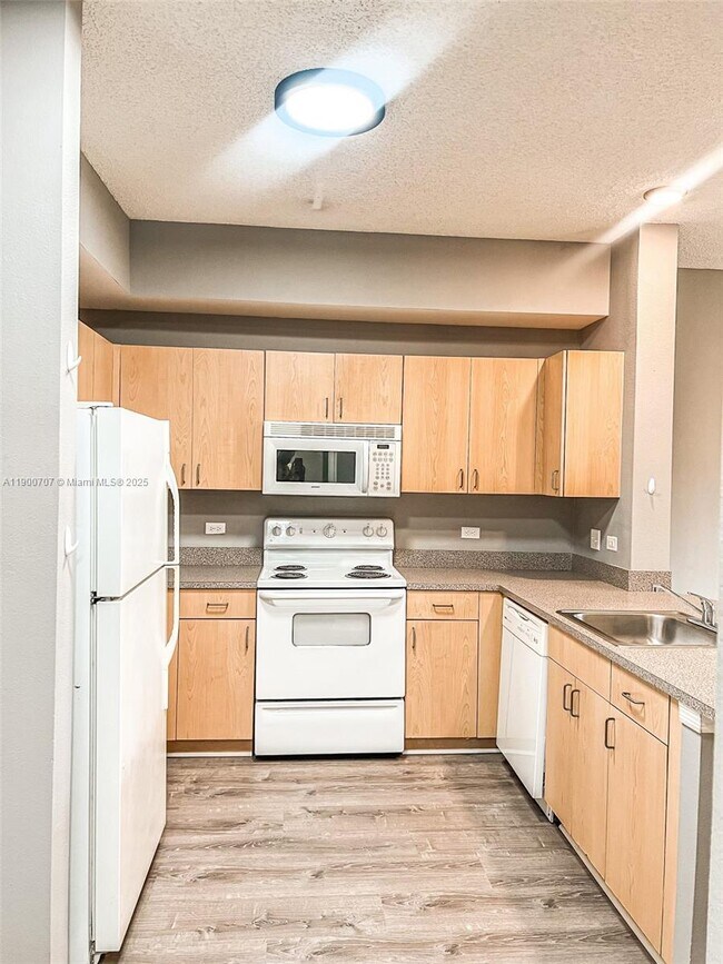 Building Photo - 533 NE 3rd Ave