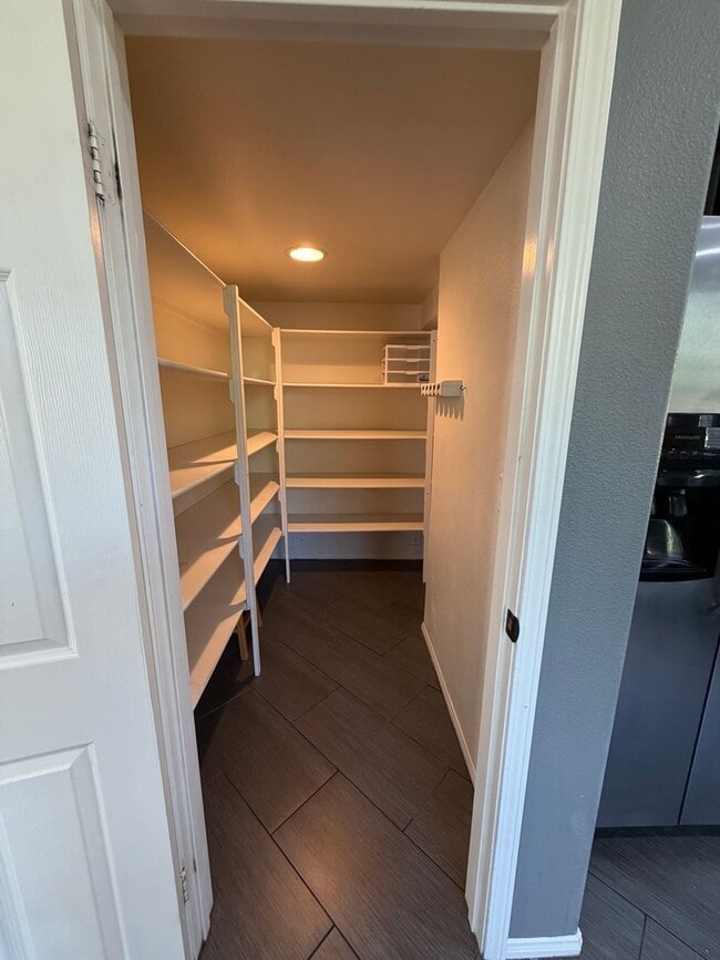 Building Photo - 885 Alsace Dr