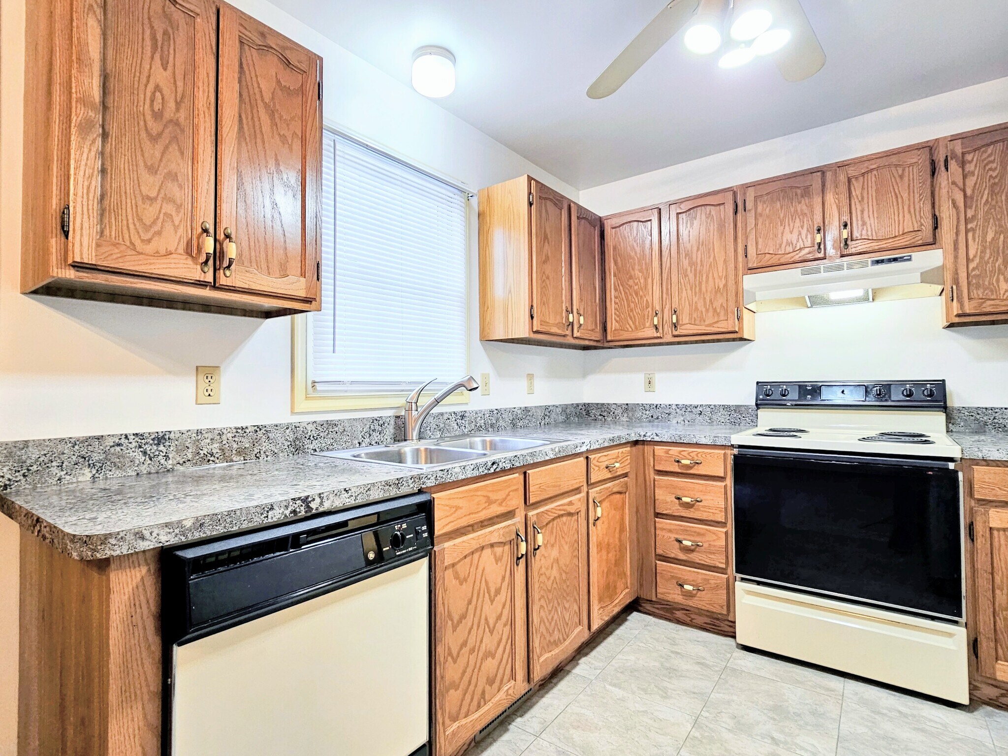 Building Photo - 160 Northwood Ct