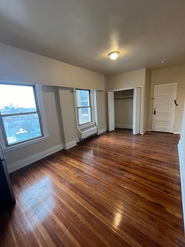 Building Photo - Studio Apartment All Utilities Included Av...