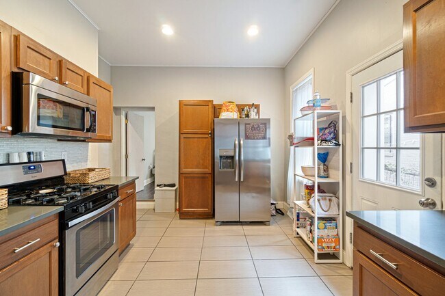Building Photo - 5 bed, 2.5 Bath, Southside Flats