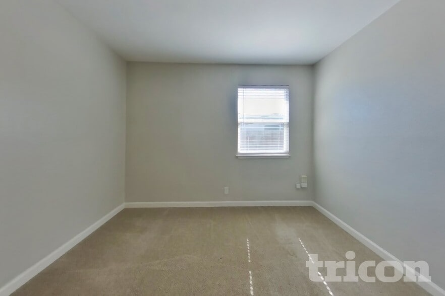 Building Photo - 5041 Whittier Dr