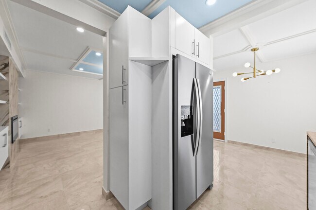 Building Photo - 551 Normandy L