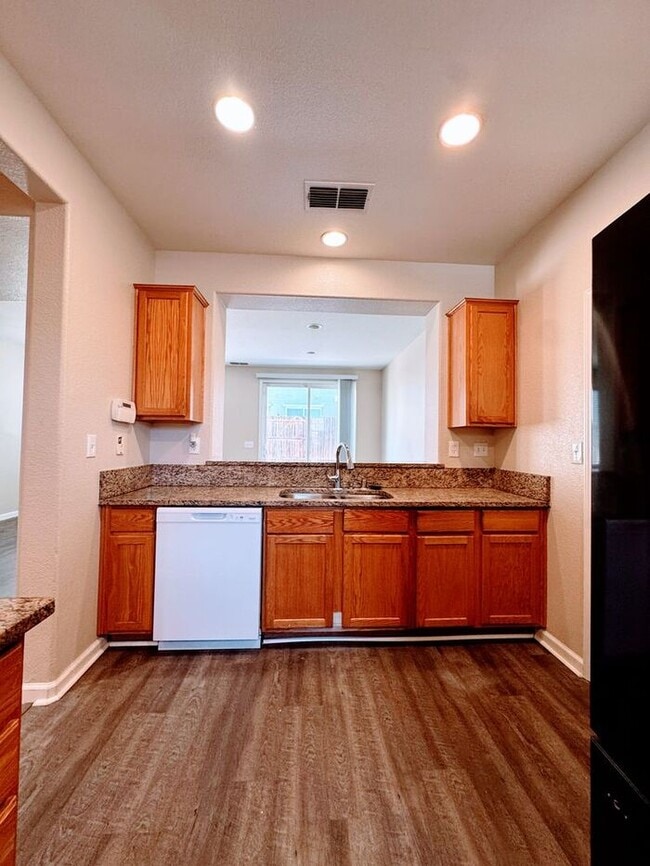 Building Photo - !!Get $500 OFF!! 3BR SFR w/ Tandem Garage & Fenced Yard near Boxwood St