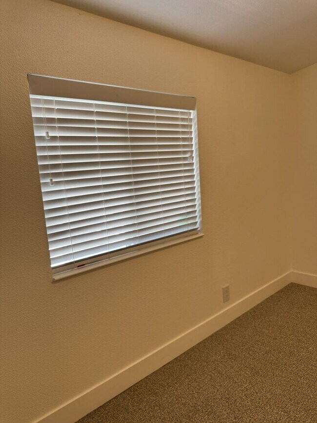 Building Photo - Large Echo home for rent