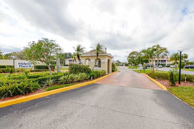 Building Photo - 1540 SE Royal Green Cir