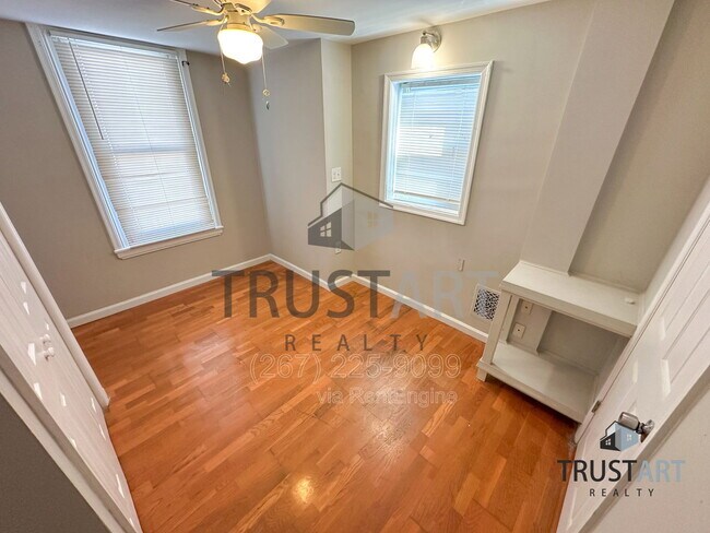 Building Photo - 1841 E Clementine St