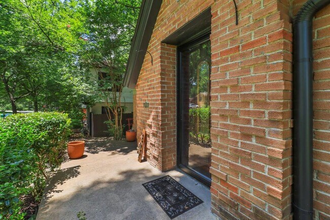 Building Photo - 307 Circle Dr