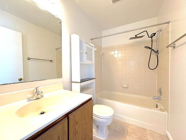 Building Photo - Lake Ridge Gem: Your Inviting Home Awaits!