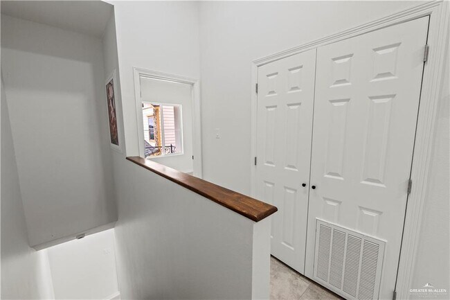 Building Photo - 1404 Karen Dr
