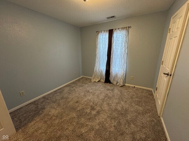 Building Photo - 4631 W Smith Valley Rd