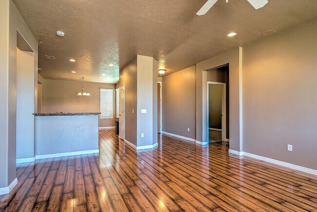 Building Photo - Beautiful Coral Canyon Home with Modern Up...