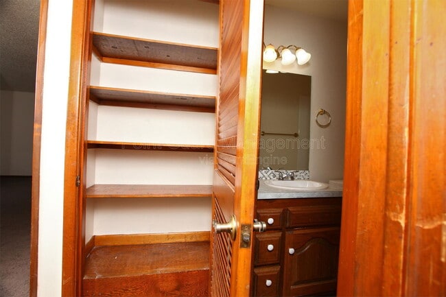 Building Photo - 437 Hillcrest Ct N