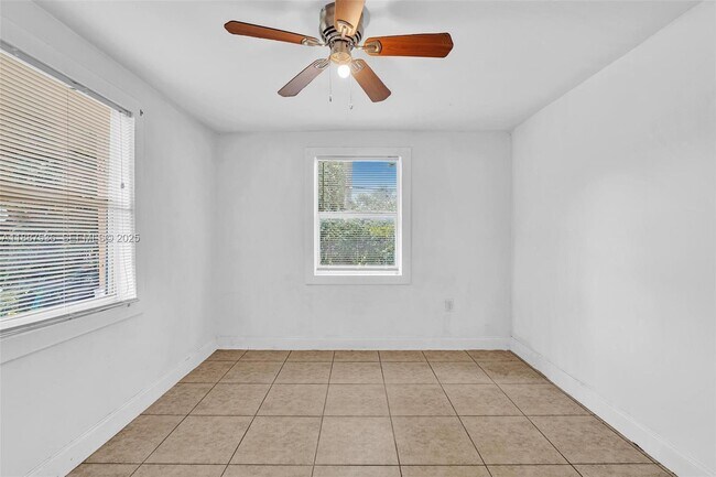 Building Photo - 2800 NW 6th Ct