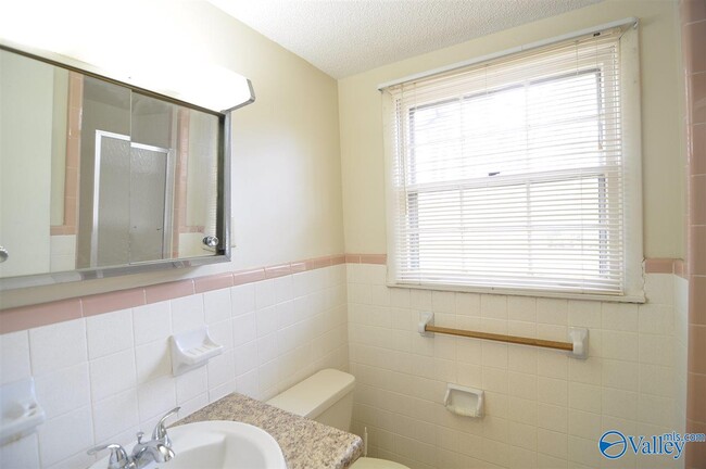 Building Photo - 2505 Lancelot Dr SE