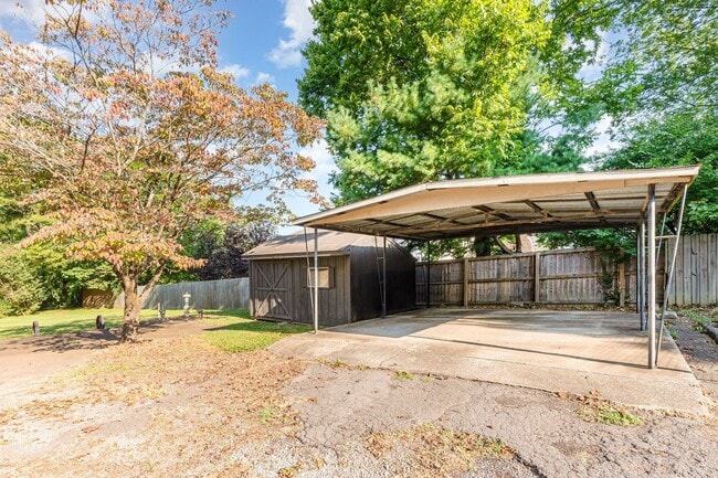 Building Photo - Affordable in Oak Hill/Green Hills - Now A...