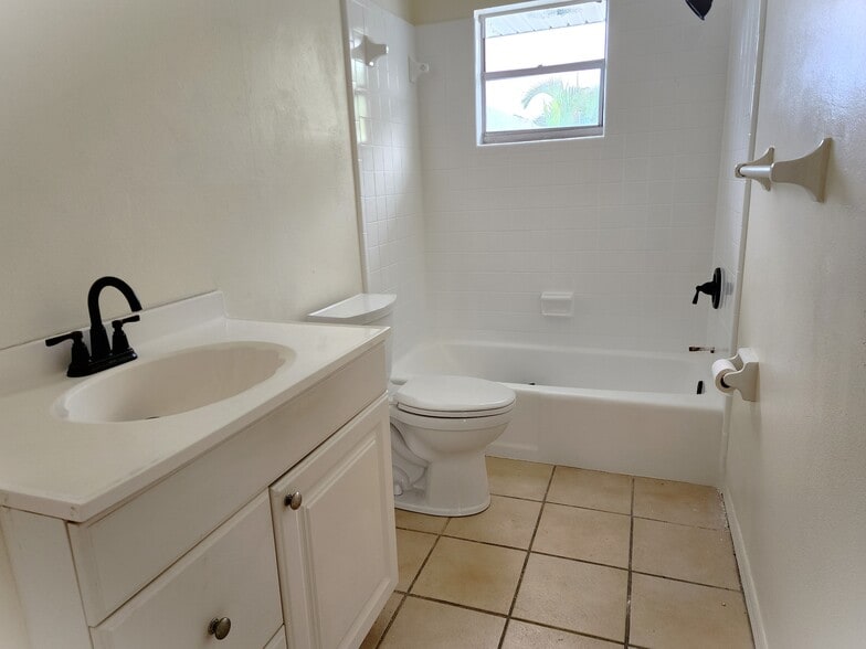 Building Photo - 115 Coral Way E