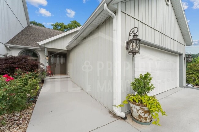 Building Photo - Beautifully updated 4-bedroom, 3-bath duplex in Branson!