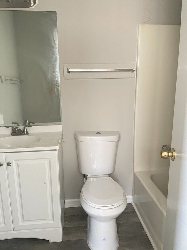 Building Photo - Spacious 2 Bedroom/2 Bath Townhome