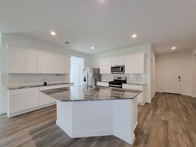 Building Photo - This stunning 4-bedroom, 2-bathroom Rosharon lease features modern upgrades, an open-concept layo...